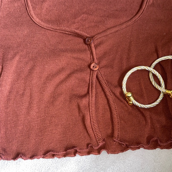 ⭐️ Brown Long Sleeve Crop Top ⭐️ - Picture 4 of 4